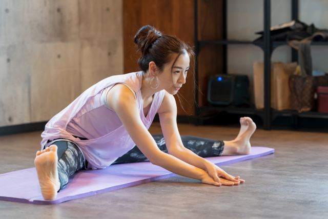 ストレッチする女性