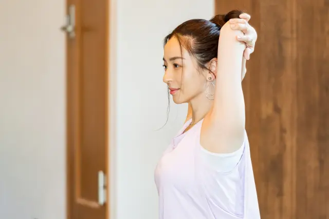 ストレッチする女性