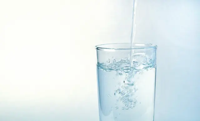 コップに水を注ぐ