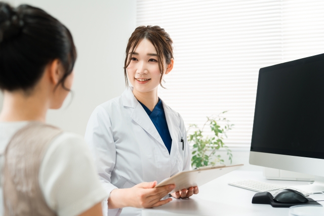 診察する女医
