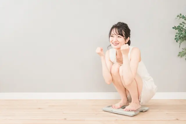 体重計に乗る女性