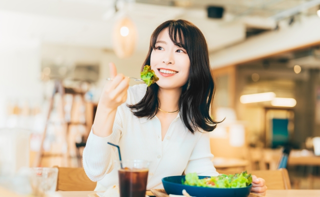 野菜を食べる女性