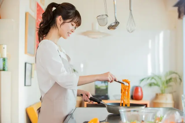 料理をする女性