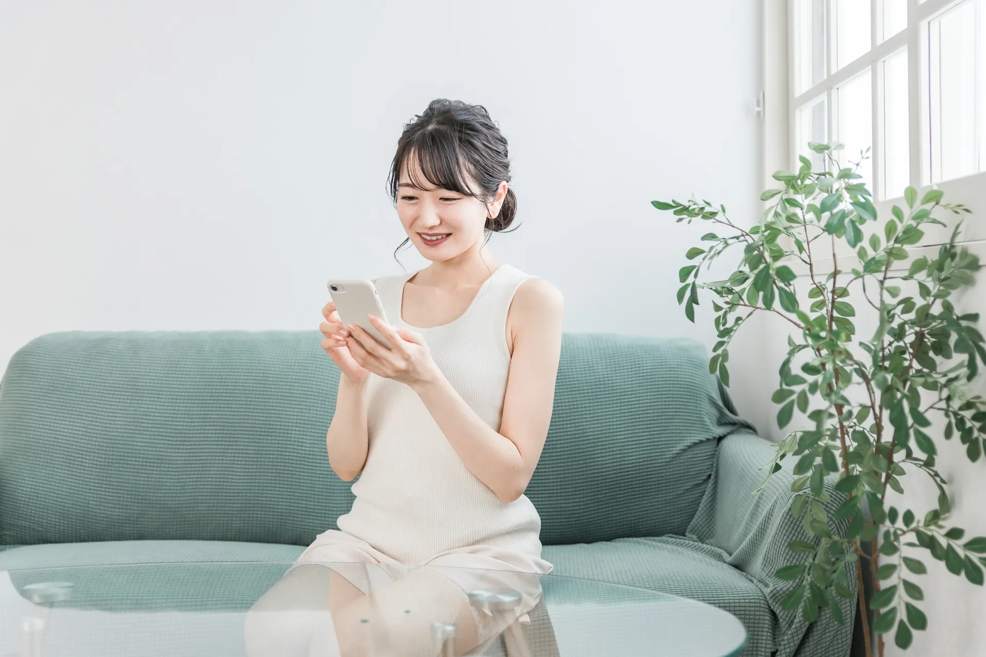 スマホでリラックスする女性