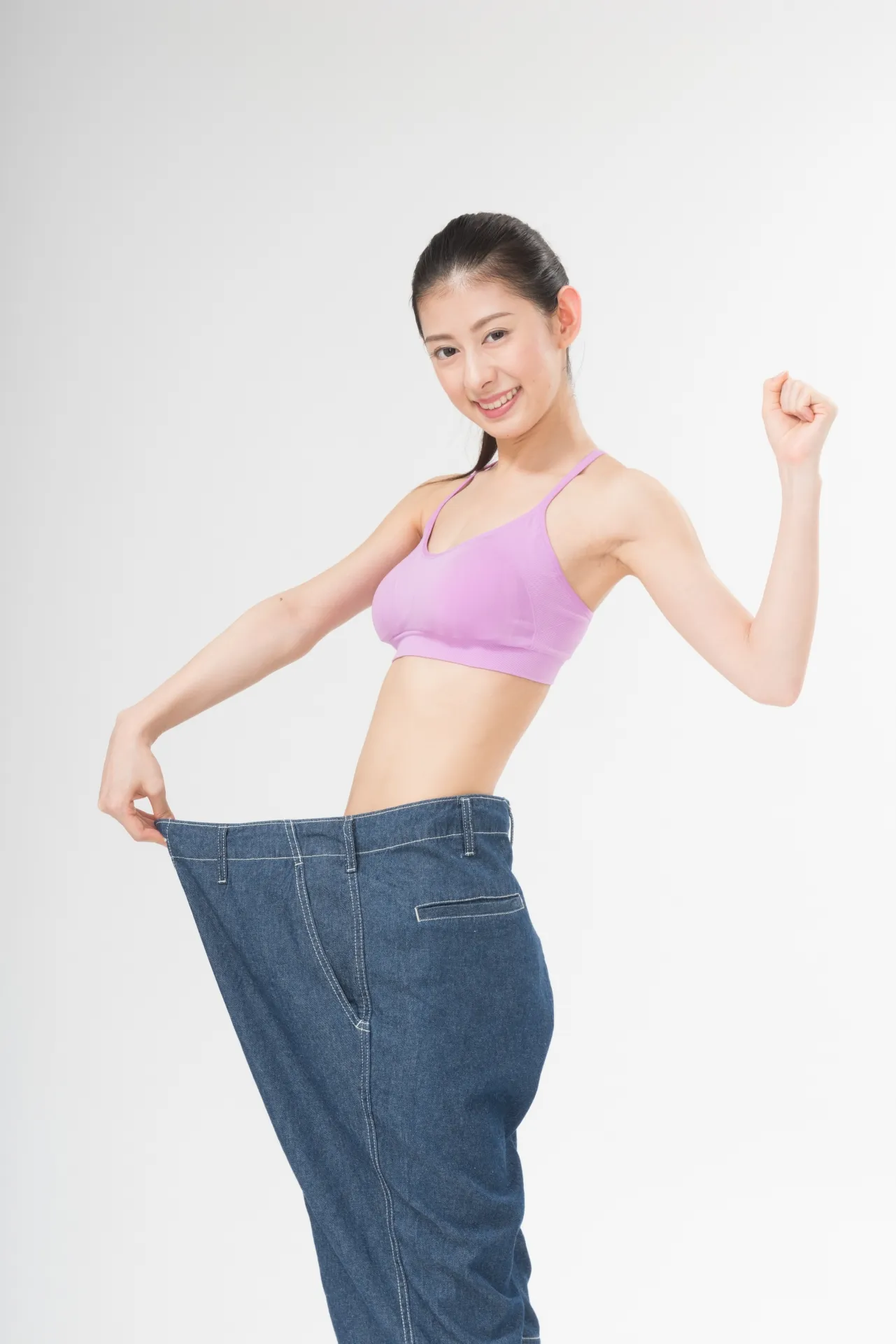 服を持つ女性