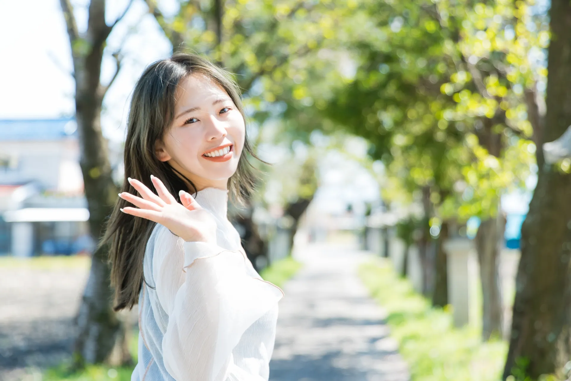 未来を見上げる女性