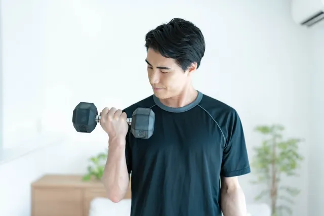 勃起不全(ED)と関連がある筋肉 ダンベルを持つ男性