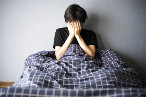 悩む男性