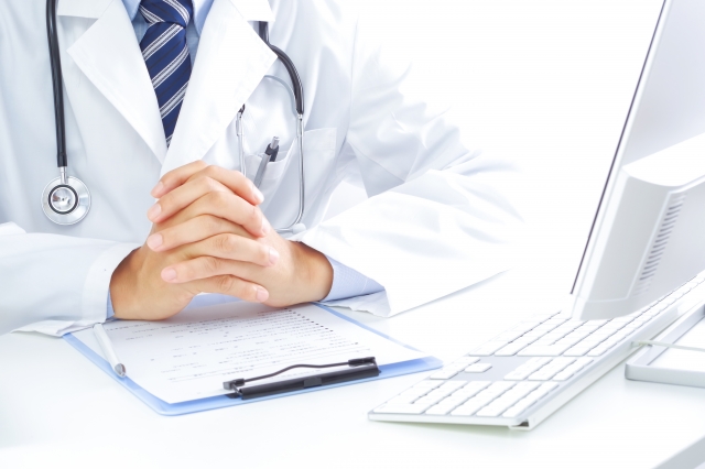 説明をする医者