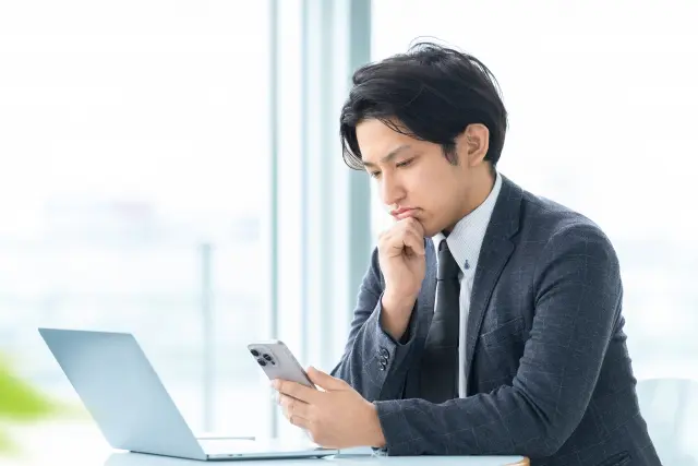 悩む男性