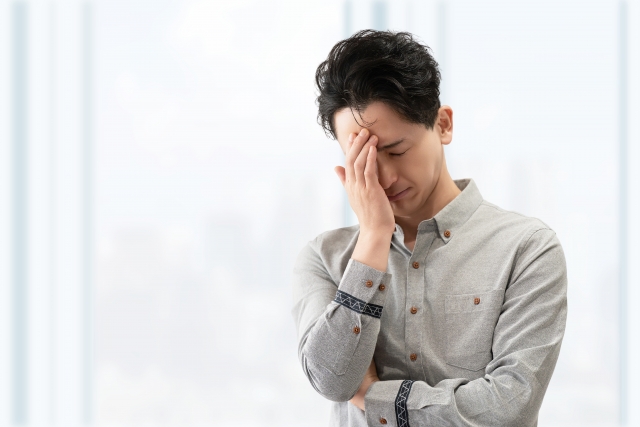 頭を抱える男性