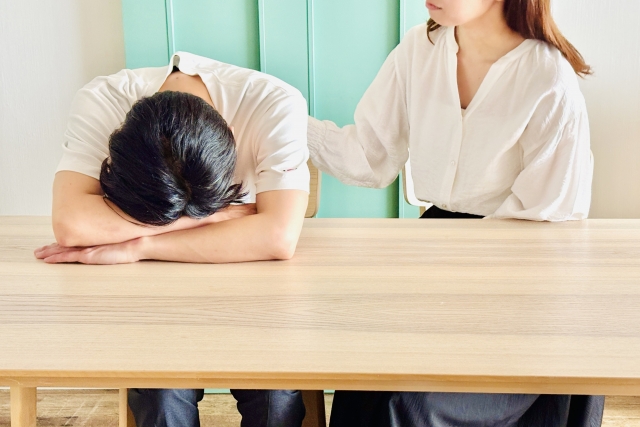 落ち込む男性を励ます女性