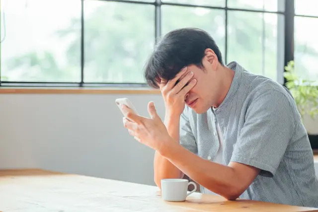 悩む男性