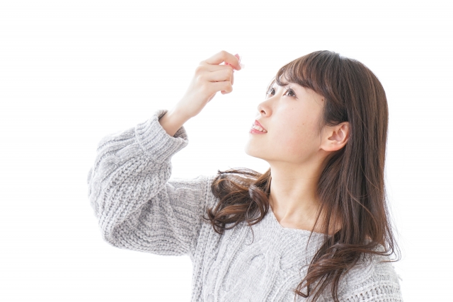 目薬をさす女性