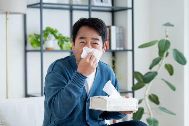 鼻をかむ男性