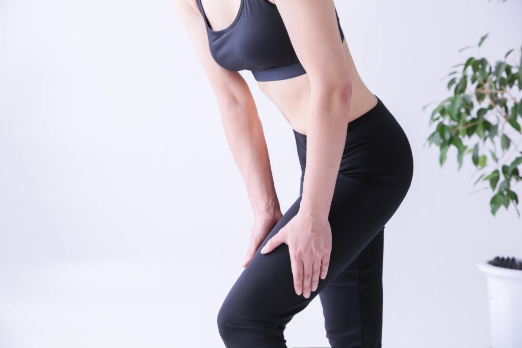 
太ももを持つ女性