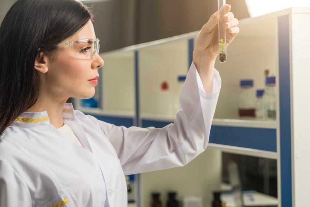 試験管を見つめる女性研究者18