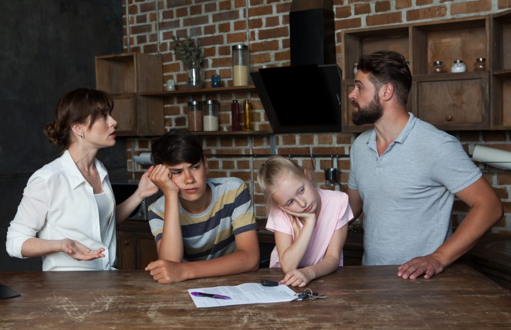 離婚の話をする家族16