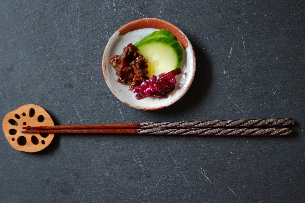 漬け物と柴漬の小皿と箸　箸置き