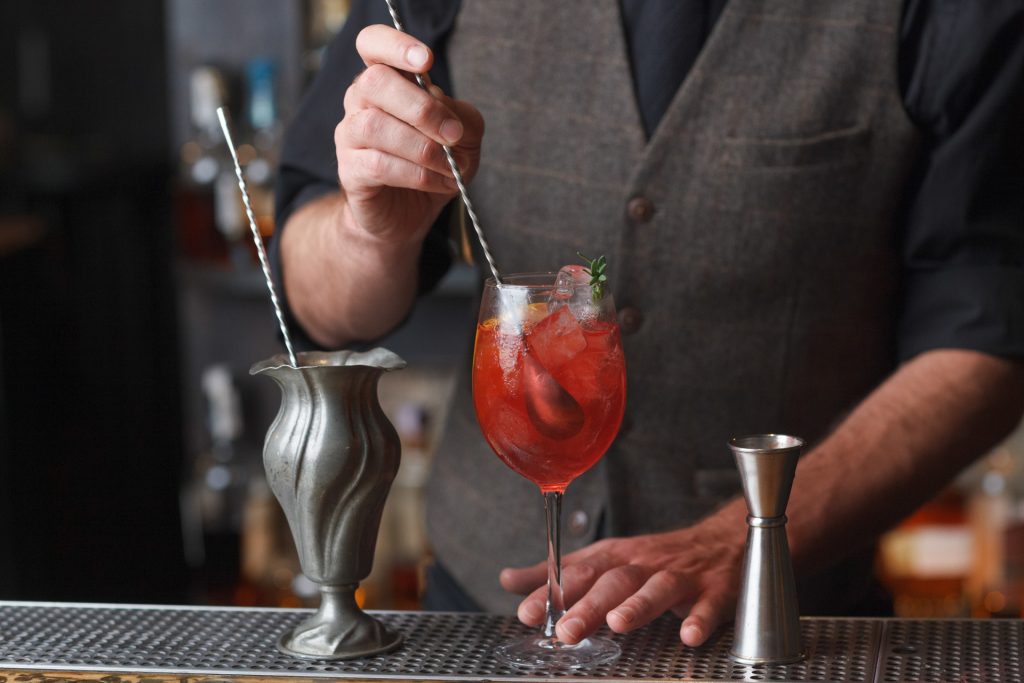 マドラースプーンで混ぜる右手