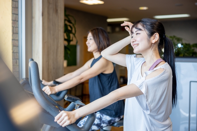 トレーニングする女性