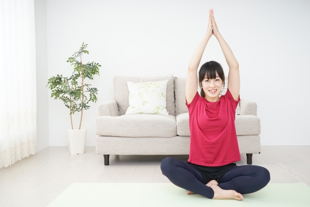 ヨガをする女性