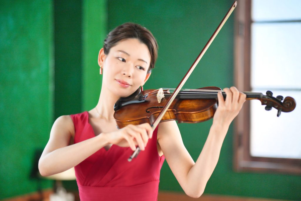 ヴァイオリンを弾く女性ヴァイオリニスト40