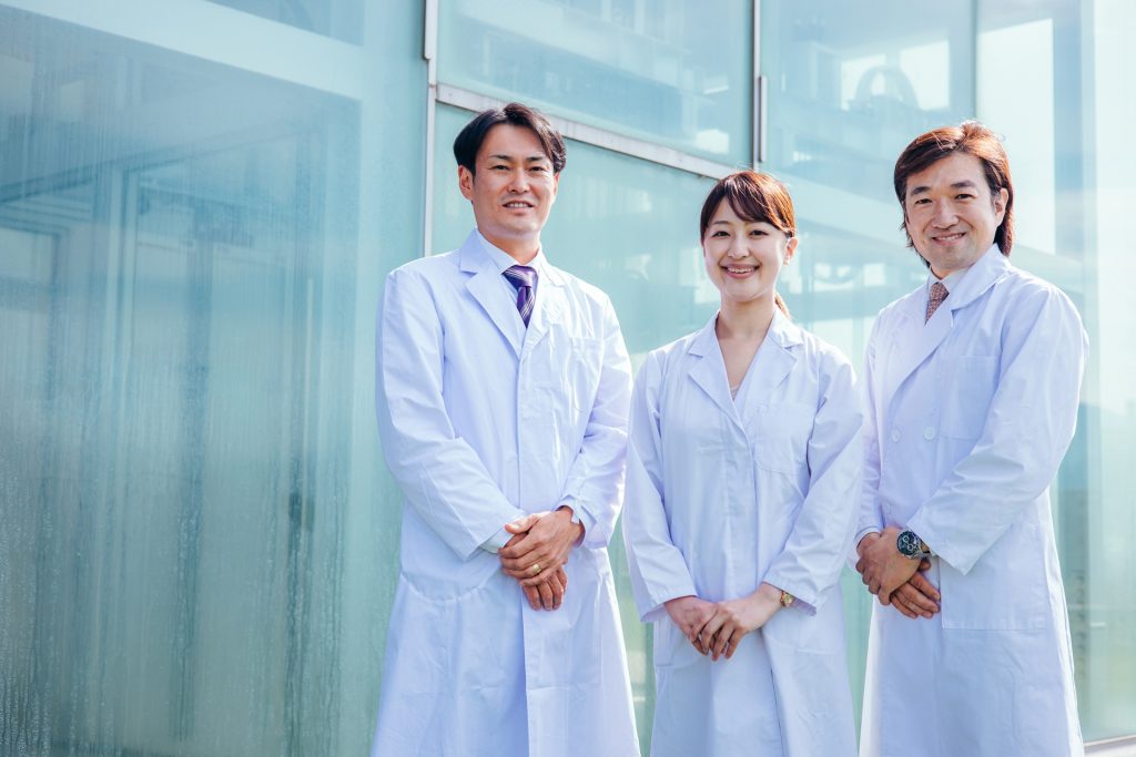 
病院で働く白衣を着た男女（3人・医者）