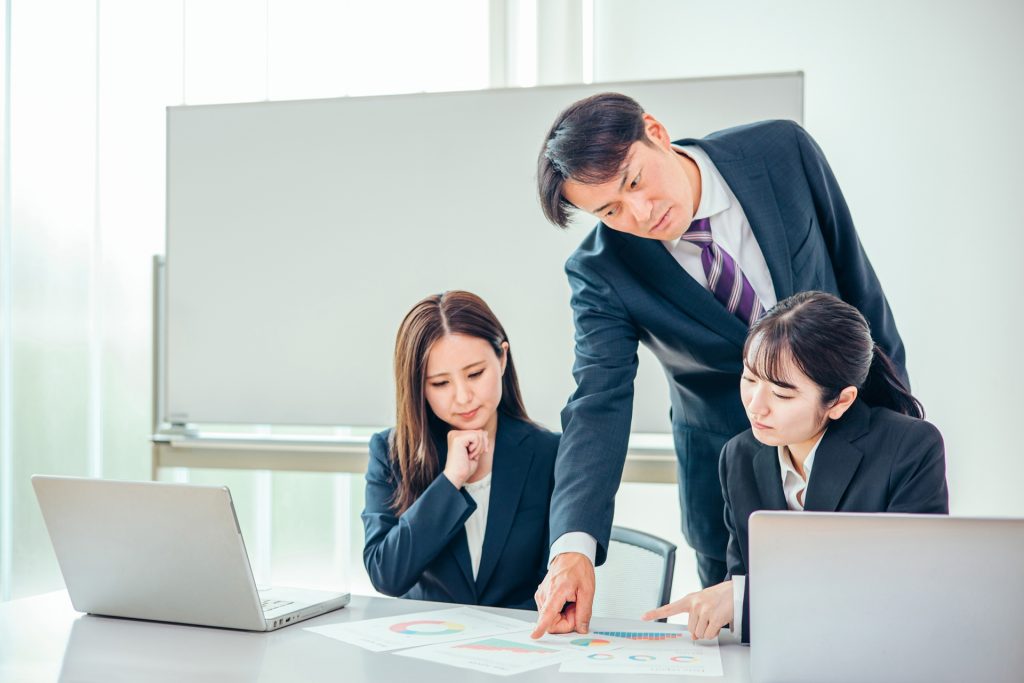 問題点を話し合うビジネスチームの男女