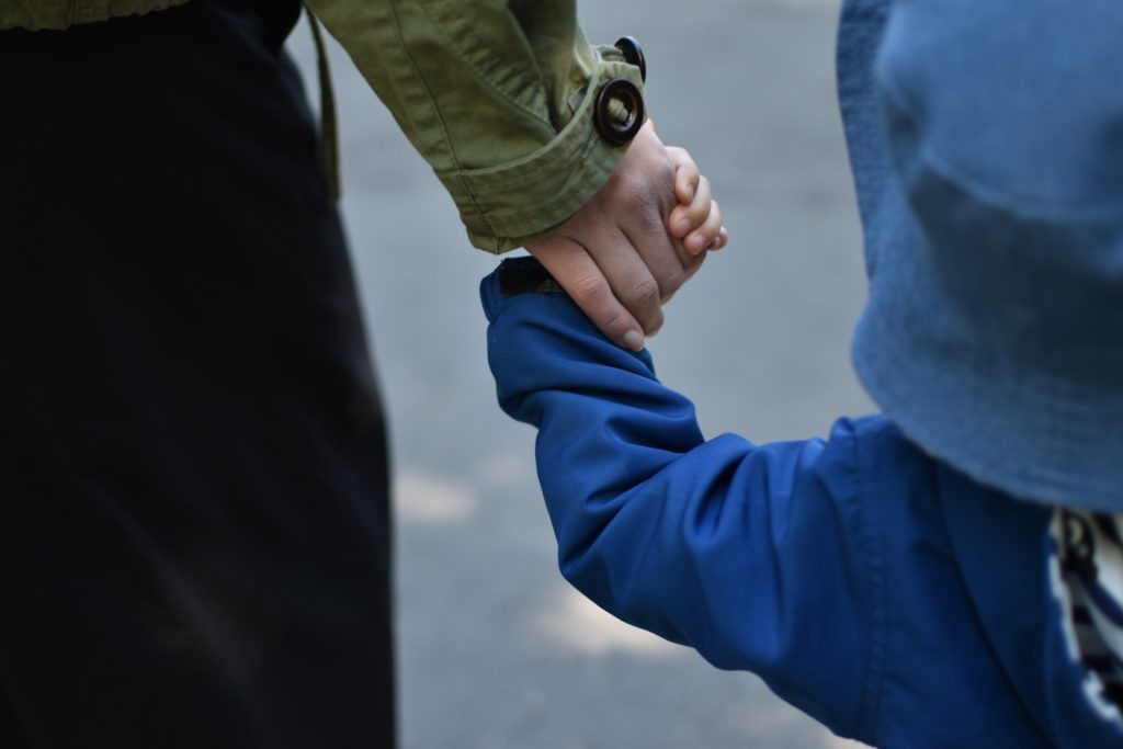 手をつなぐ親子