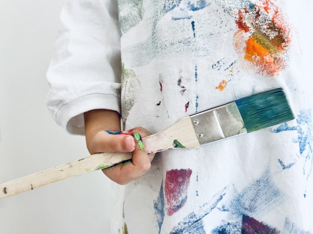 
Tシャツにペイントをする子供