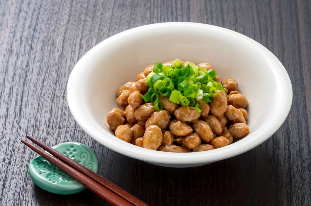 
小鉢に入った大粒納豆