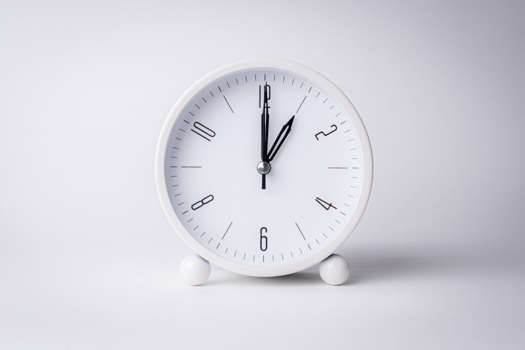 白い置時計 1時 13時