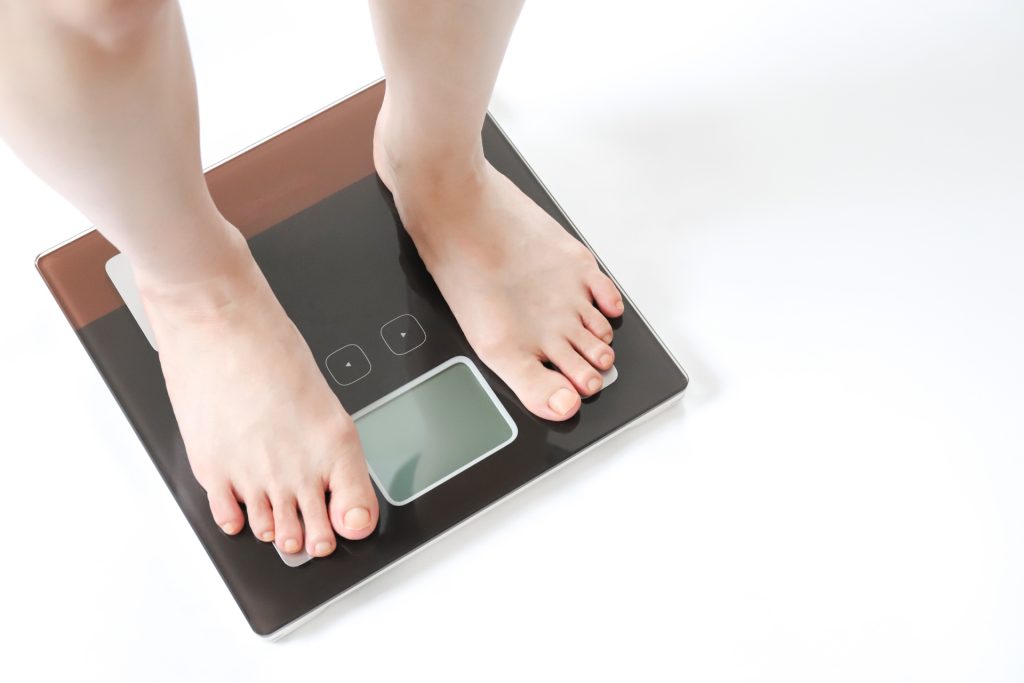体重計に乗った足元　ダイエットイメージ