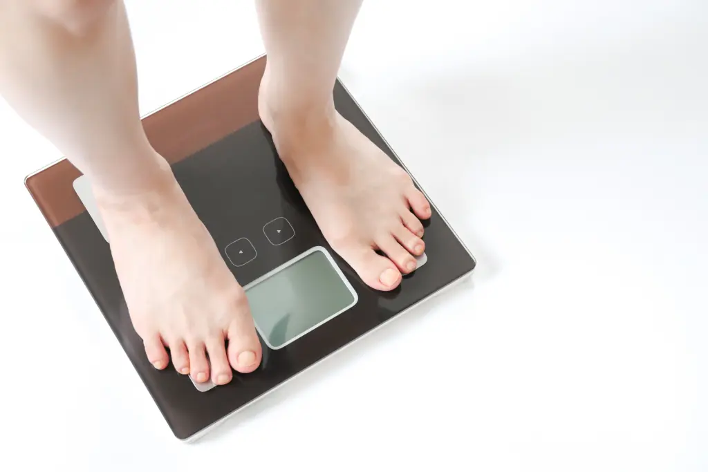 体重計に乗った足元 ダイエットイメージ