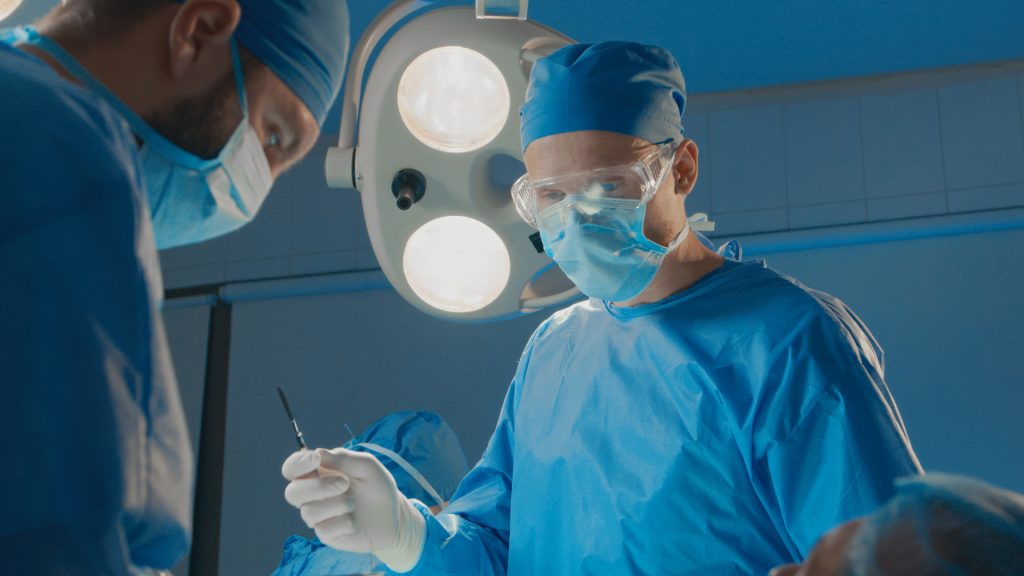 オペを行っている男性医師