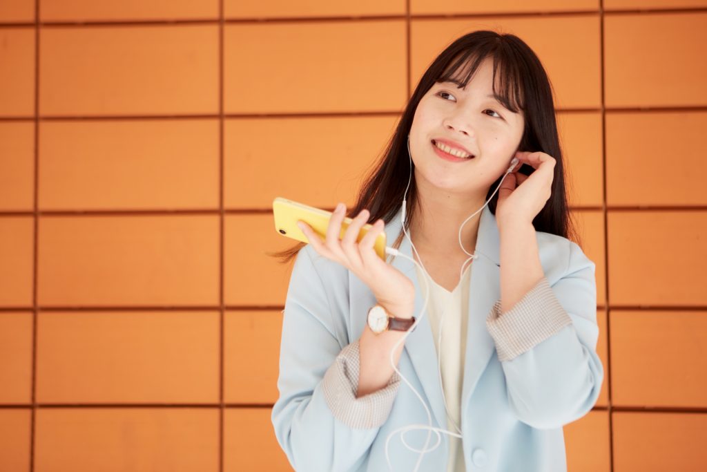 
スマホで音楽を聴く日本人女性5