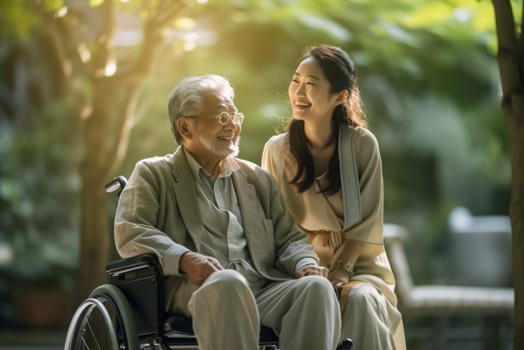 車椅子に座る男性と介助者