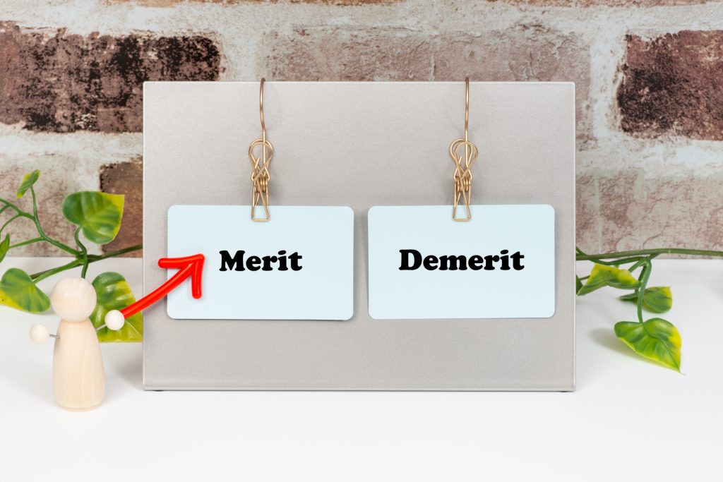 meritを矢印で示すペグ人形