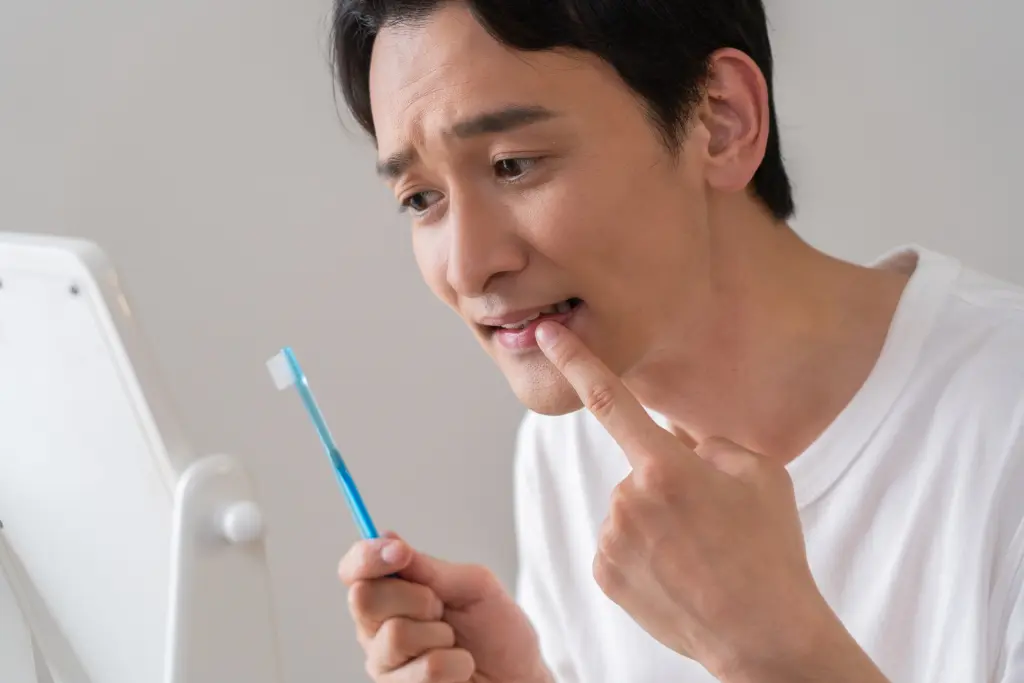 
歯磨きをする男性