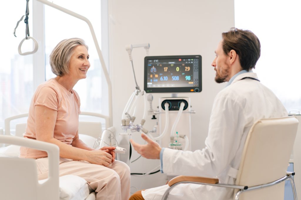 
笑顔で話す女性患者と医者の横顔