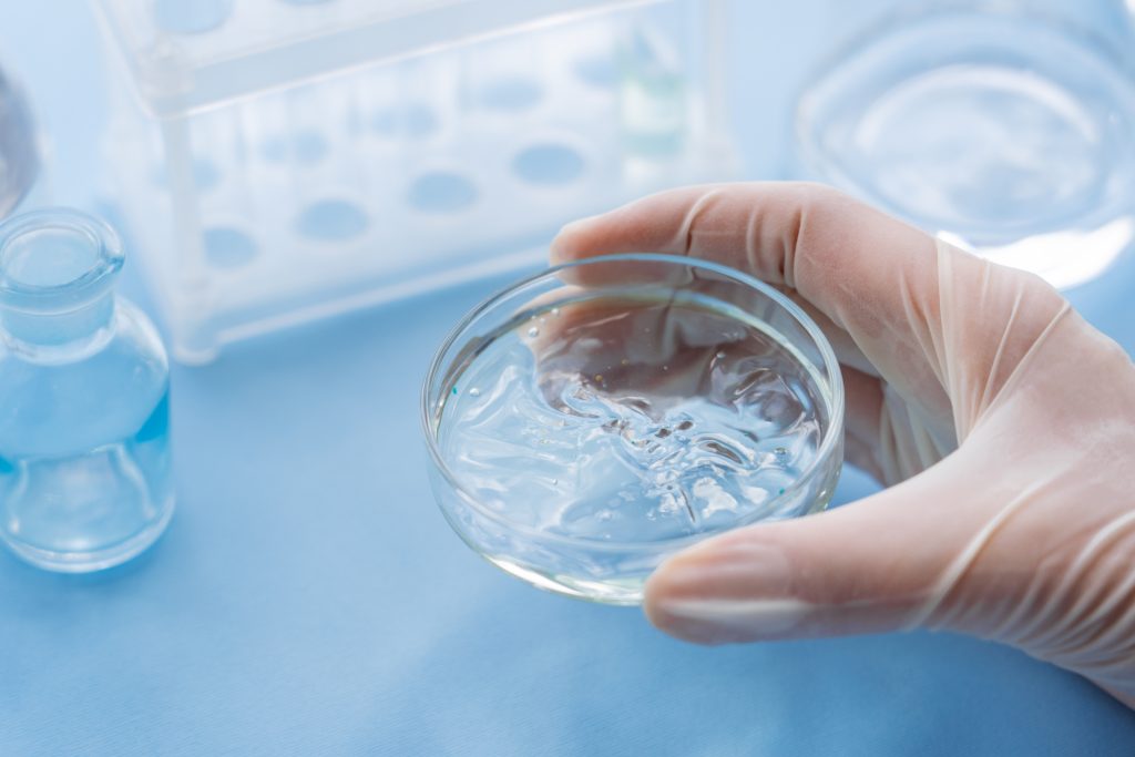 ガラス容器を持っている人の手元