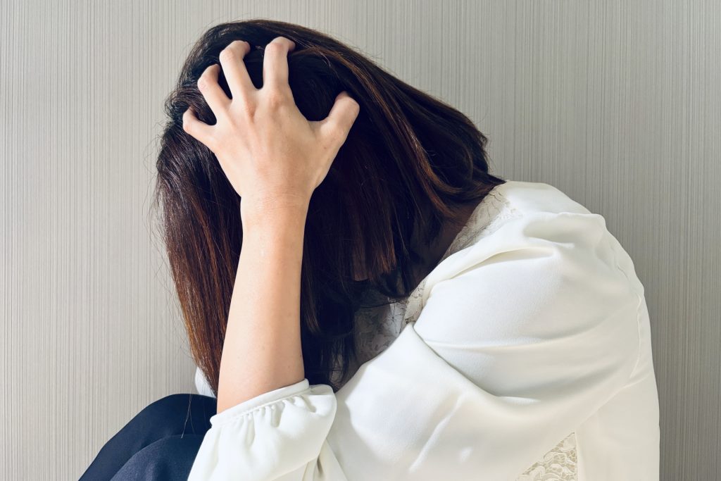 頭を抱える女性
