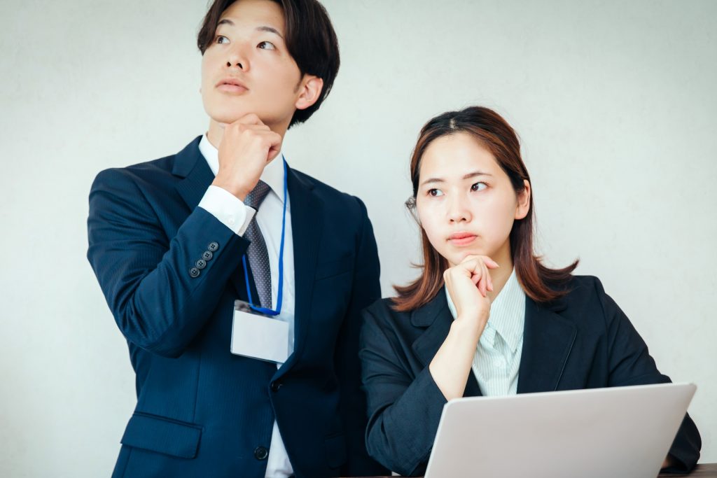 
スーツを着た男女が悩む　worry