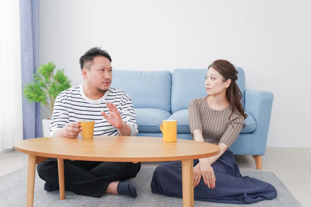 おうちデートをする若い男女