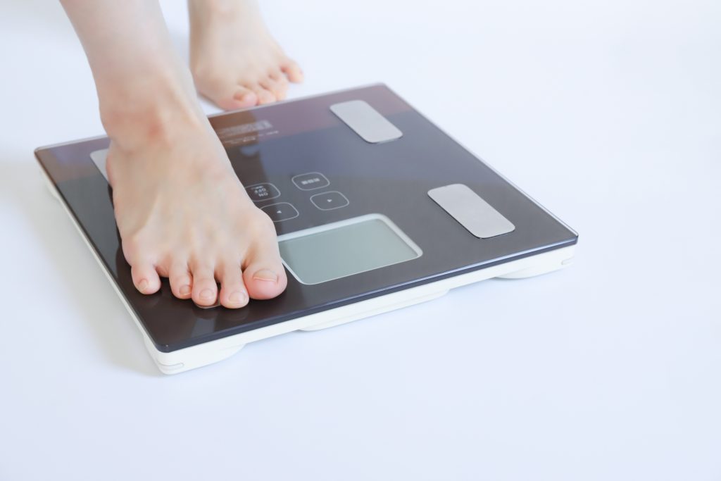 体重計に乗る足元　ダイエットイメージ
