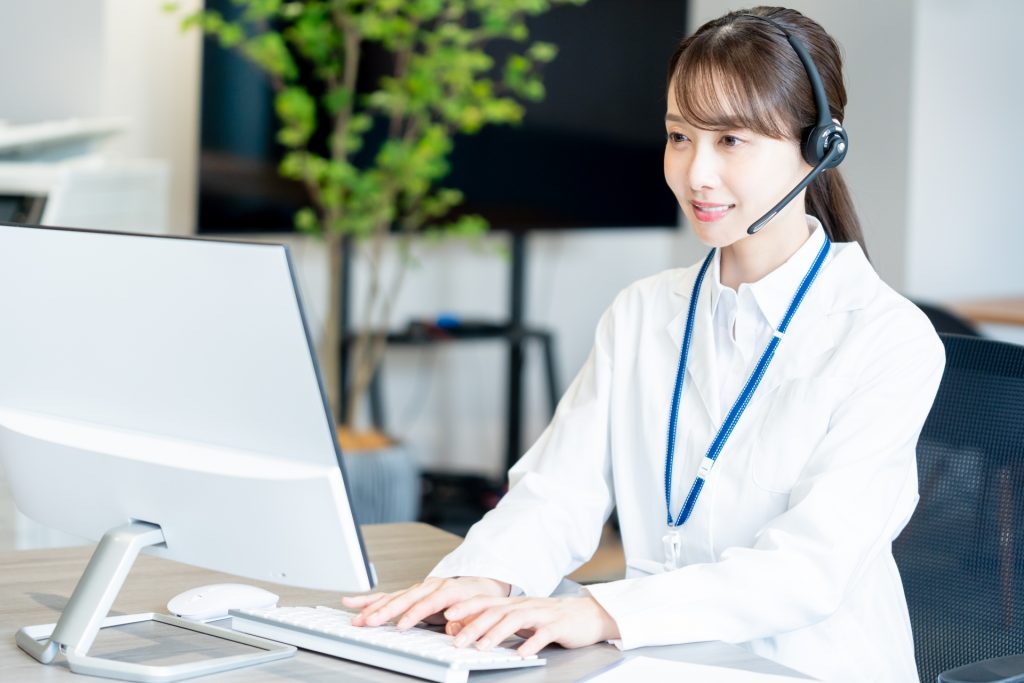 白衣を着た医療関係者のオペレーター