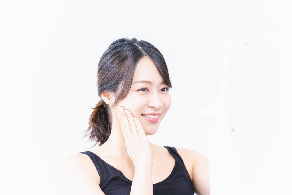 スキンケアをする若い女性