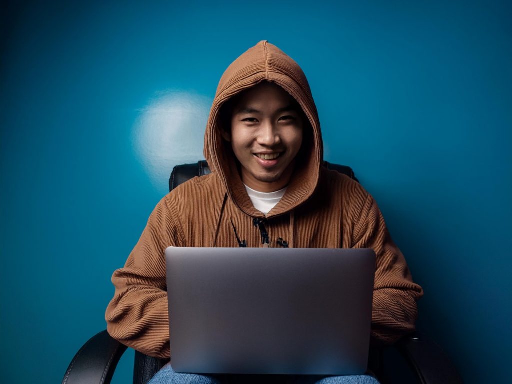 ハッキングを行うハッカー