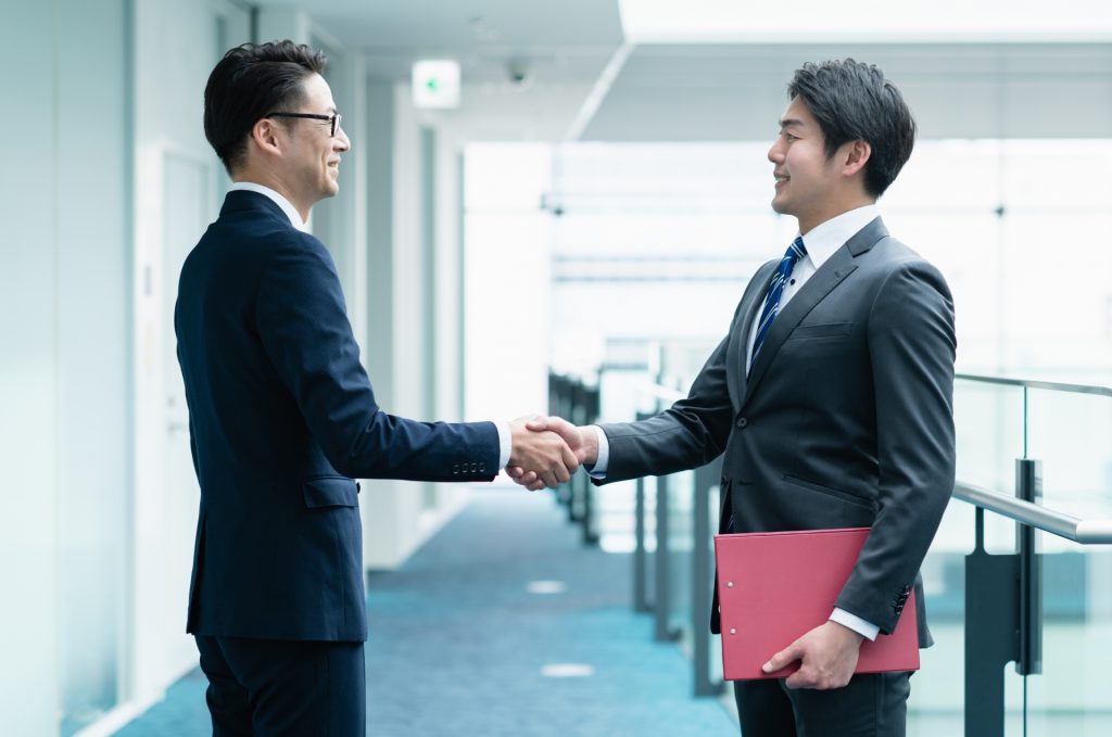 握手するビジネスマン